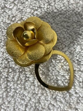 Vintage Lieba USA Gold Tone Camellia Flower Hinged Scarf Clip Ring Brooch